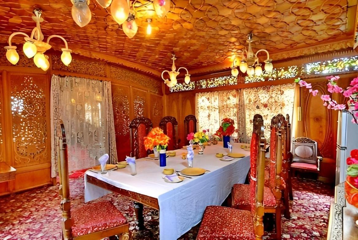 ホテル Heritage Amina Group Of Houseboats Srīnagar エクステリア 写真
