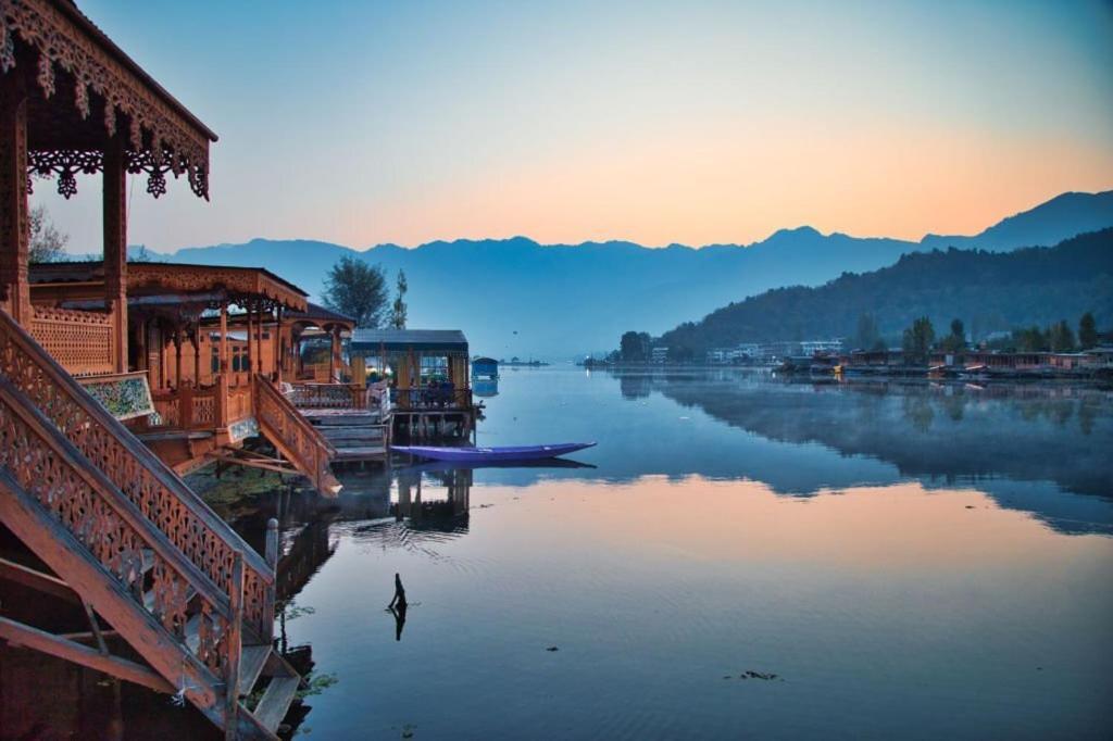 ホテル Heritage Amina Group Of Houseboats Srīnagar エクステリア 写真