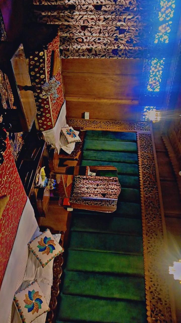 ホテル Heritage Amina Group Of Houseboats Srīnagar エクステリア 写真