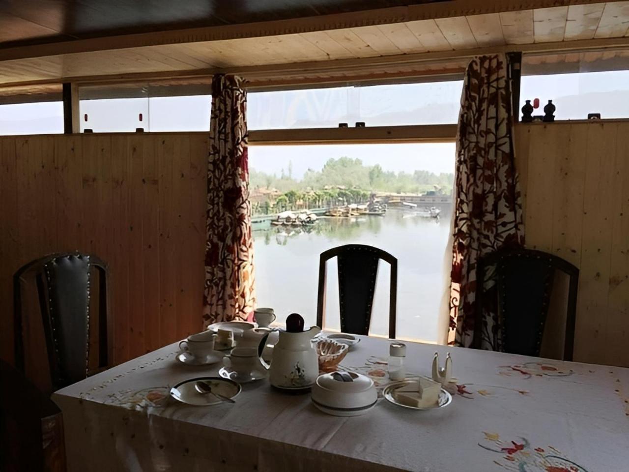ホテル Heritage Amina Group Of Houseboats Srīnagar エクステリア 写真