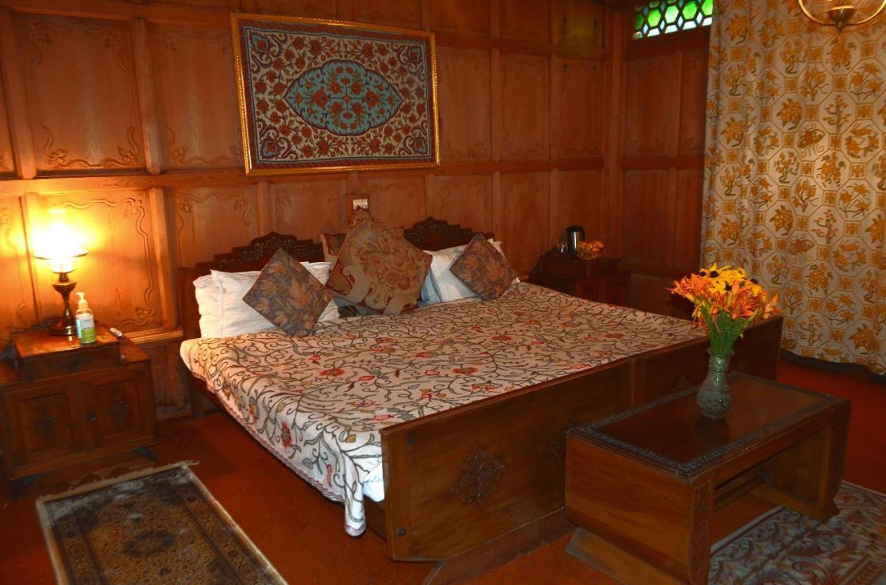 ホテル Heritage Amina Group Of Houseboats Srīnagar エクステリア 写真