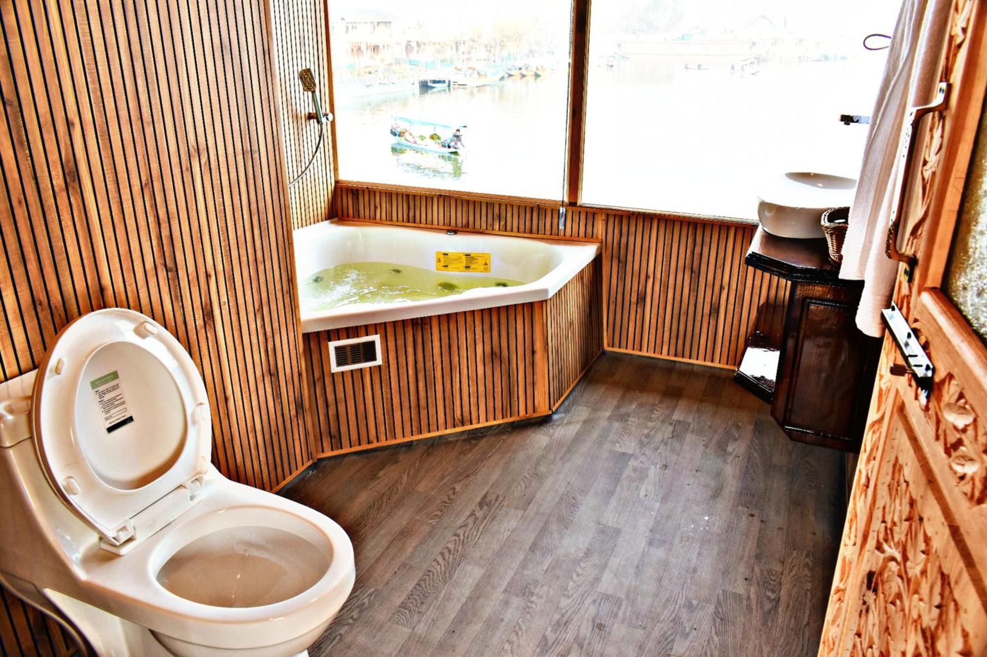 ホテル Heritage Amina Group Of Houseboats Srīnagar エクステリア 写真