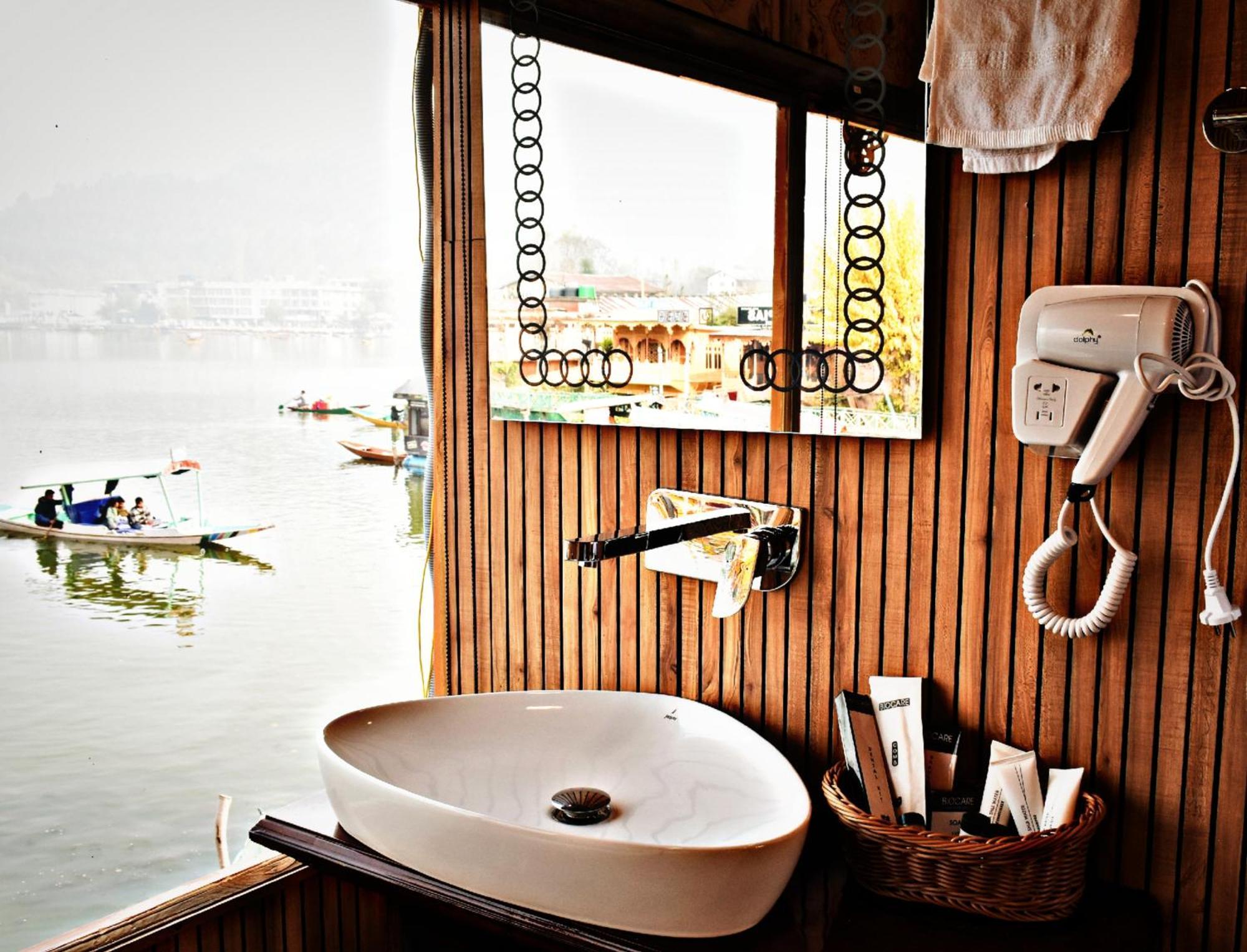 ホテル Heritage Amina Group Of Houseboats Srīnagar エクステリア 写真